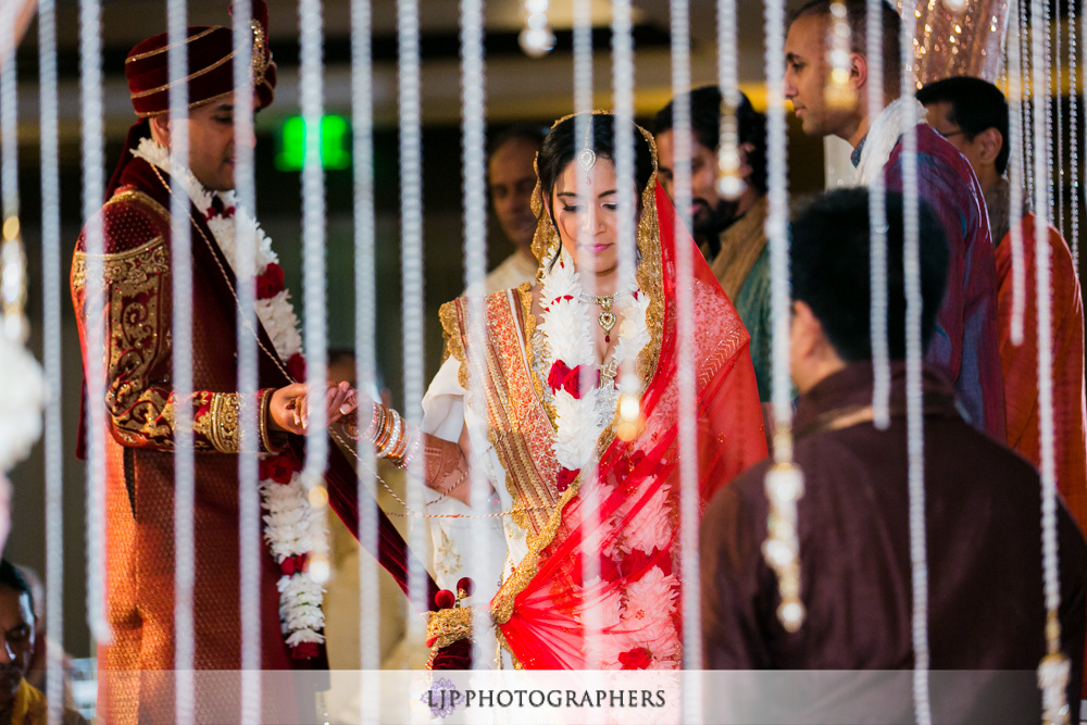 23-hilton-orange-county-costa-mesa-indina-wedding-photographer-wedding-ceremony-photos