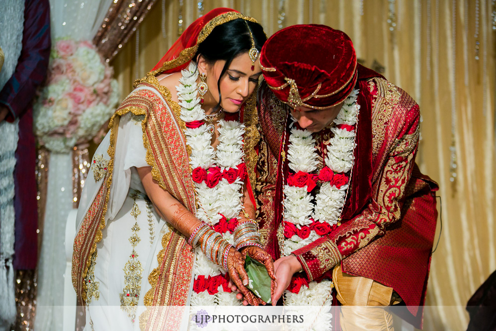24-hilton-orange-county-costa-mesa-indina-wedding-photographer-wedding-ceremony-photos