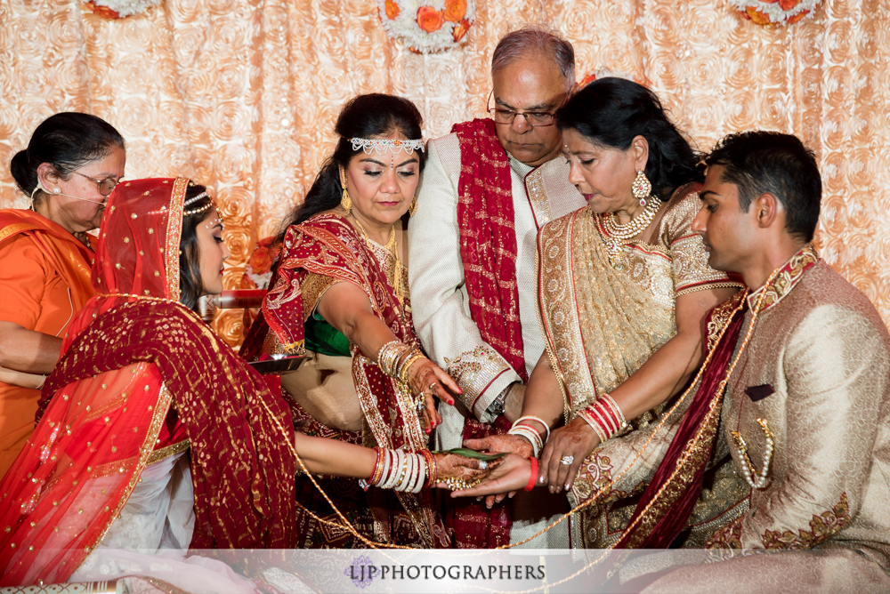 24-hummingbird-nest-ranch-indian-wedding-photographer-wedding-ceremony-photos