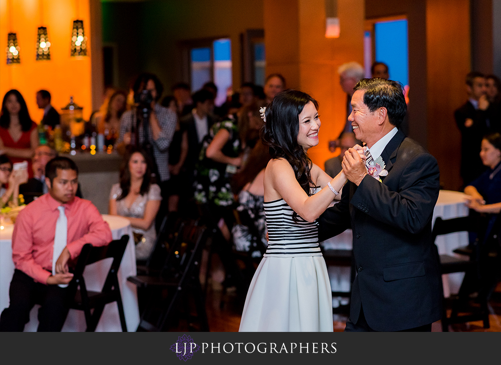 30-ultimate-sky-box-at-diamond-view-tower-san-diego-wedding-photographer-wedding-reception-photos