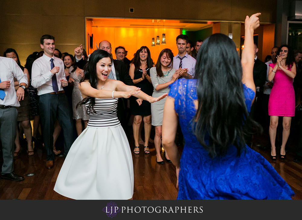 36-ultimate-sky-box-at-diamond-view-tower-san-diego-wedding-photographer-wedding-reception-photos