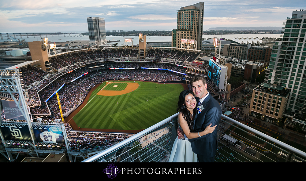 39-ultimate-sky-box-at-diamond-view-tower-san-diego-wedding-photographer-wedding-reception-photos