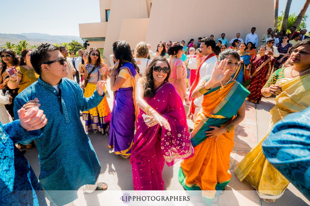 18-santiago-canyon-mansion-indian-wedding-photographer-baraat-wedding-ceremony-photos