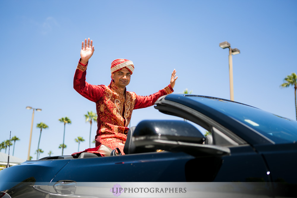 19-newport-beach-marriott-hotel-indian-wedding-photographer-baraat-wedding-cemony-photos