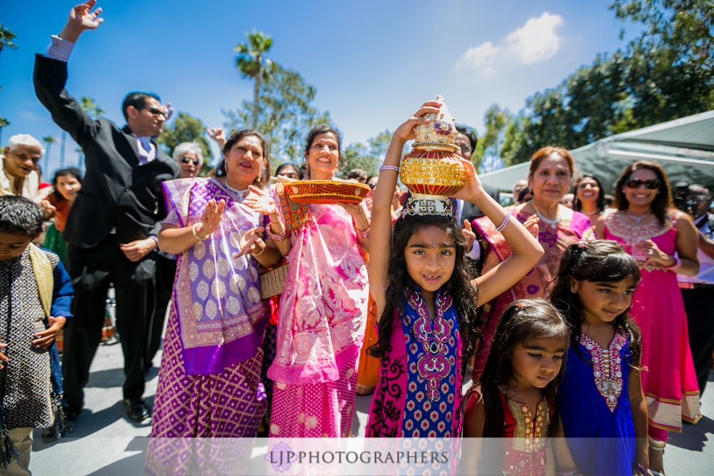 22-newport-beach-marriott-hotel-indian-wedding-photographer-baraat-wedding-cemony-photos