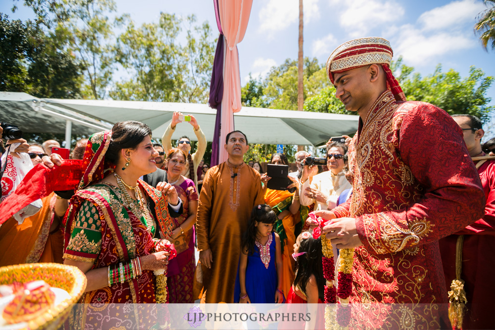 23-newport-beach-marriott-hotel-indian-wedding-photographer-baraat-wedding-cemony-photos