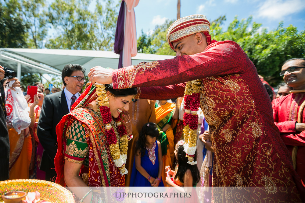 24-newport-beach-marriott-hotel-indian-wedding-photographer-baraat-wedding-cemony-photos