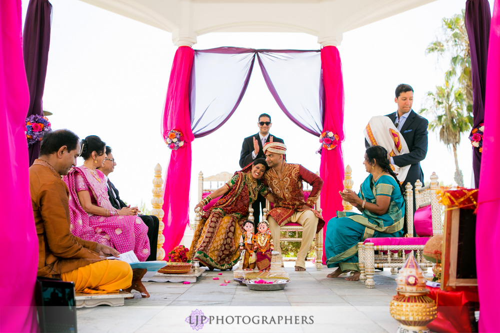 26-newport-beach-marriott-hotel-indian-wedding-photographer-baraat-wedding-cemony-photos
