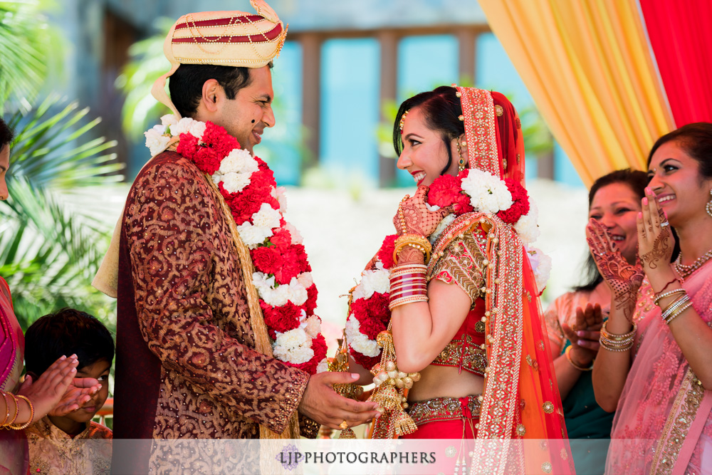 26-santiago-canyon-mansion-indian-wedding-photographer-baraat-wedding-ceremony-photos