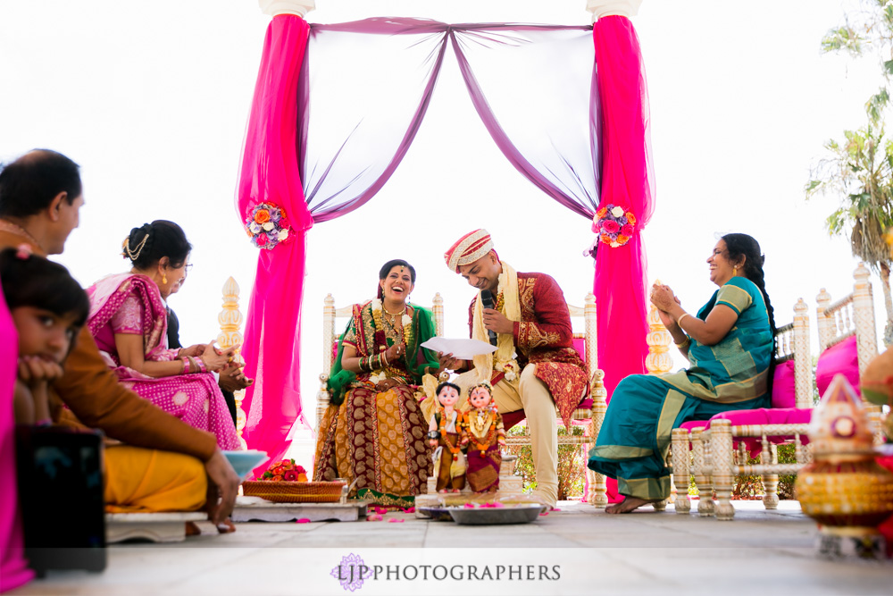28-newport-beach-marriott-hotel-indian-wedding-photographer-baraat-wedding-cemony-photos