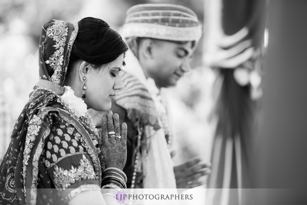 29-newport-beach-marriott-hotel-indian-wedding-photographer-baraat-wedding-cemony-photos