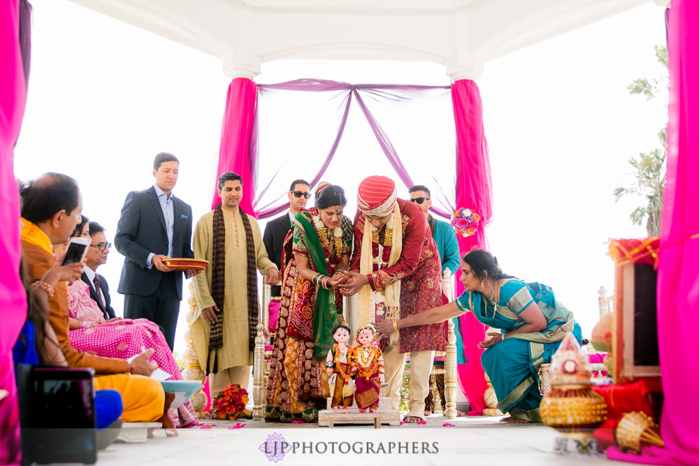 31-newport-beach-marriott-hotel-indian-wedding-photographer-baraat-wedding-cemony-photos