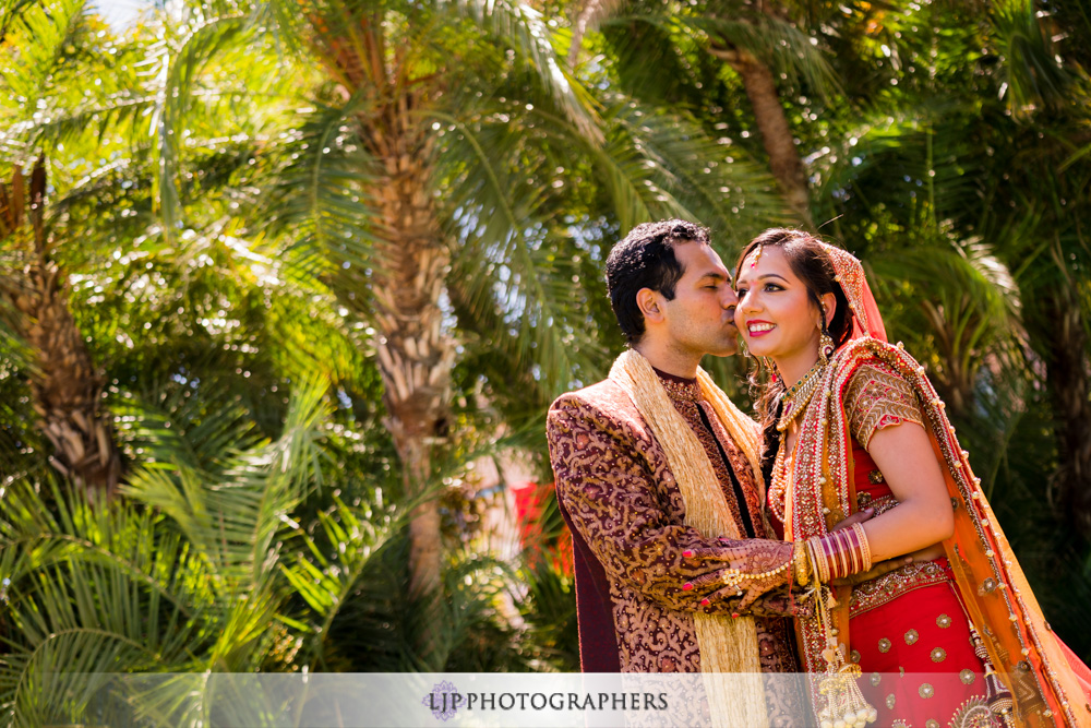 32-santiago-canyon-mansion-indian-wedding-photographer-baraat-wedding-ceremony-photos