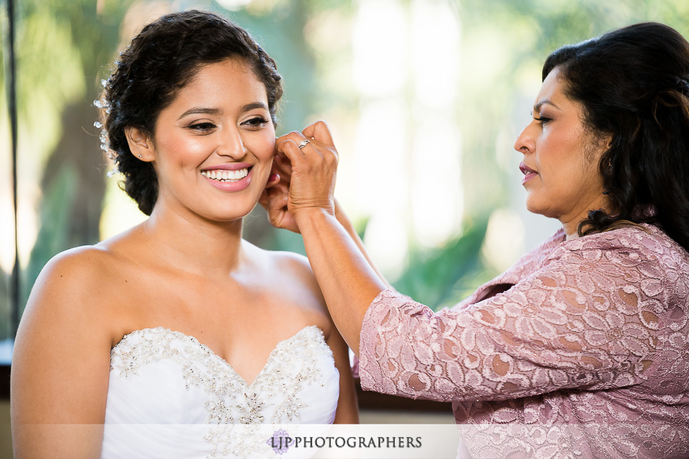 05-hilton-orange-county-costa-mesa-wedding-photographer-getting-ready-photos