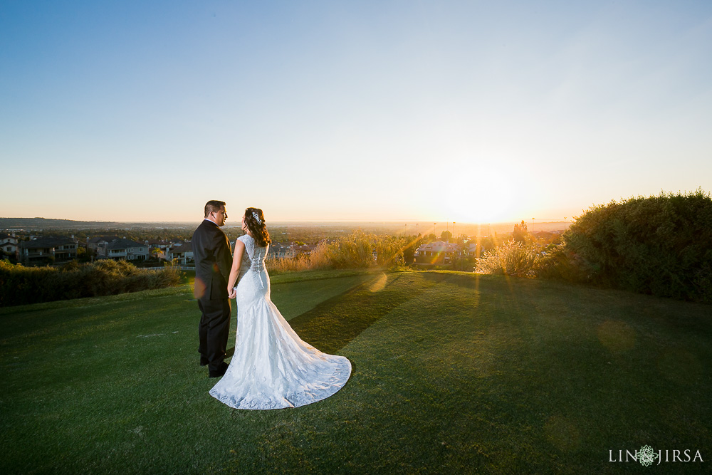 14-black-gold-golf-club-wedding-photography