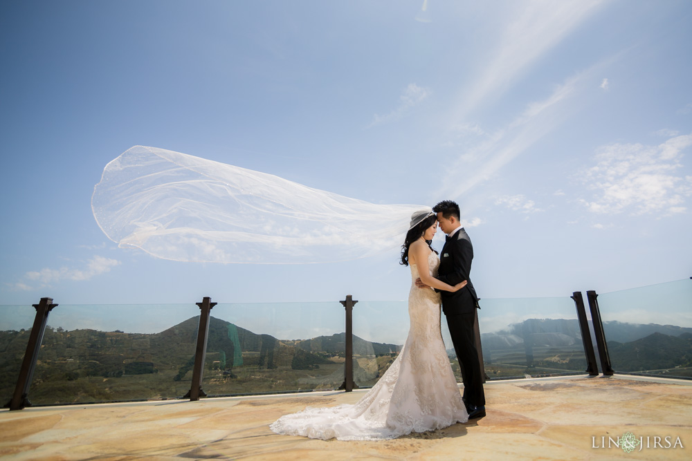 14-malibu-rocky-oaks-estate-vineyards-malibu-wedding-photographer-first-look-wedding-party