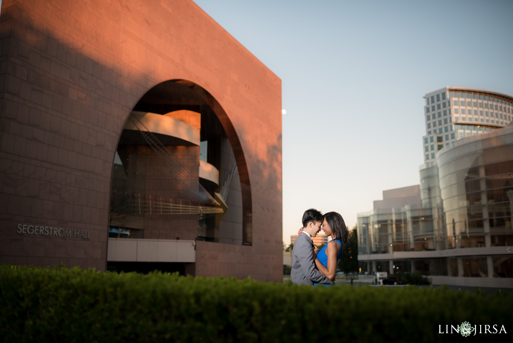 05-newport-beach-segerstrom-engagement-photography