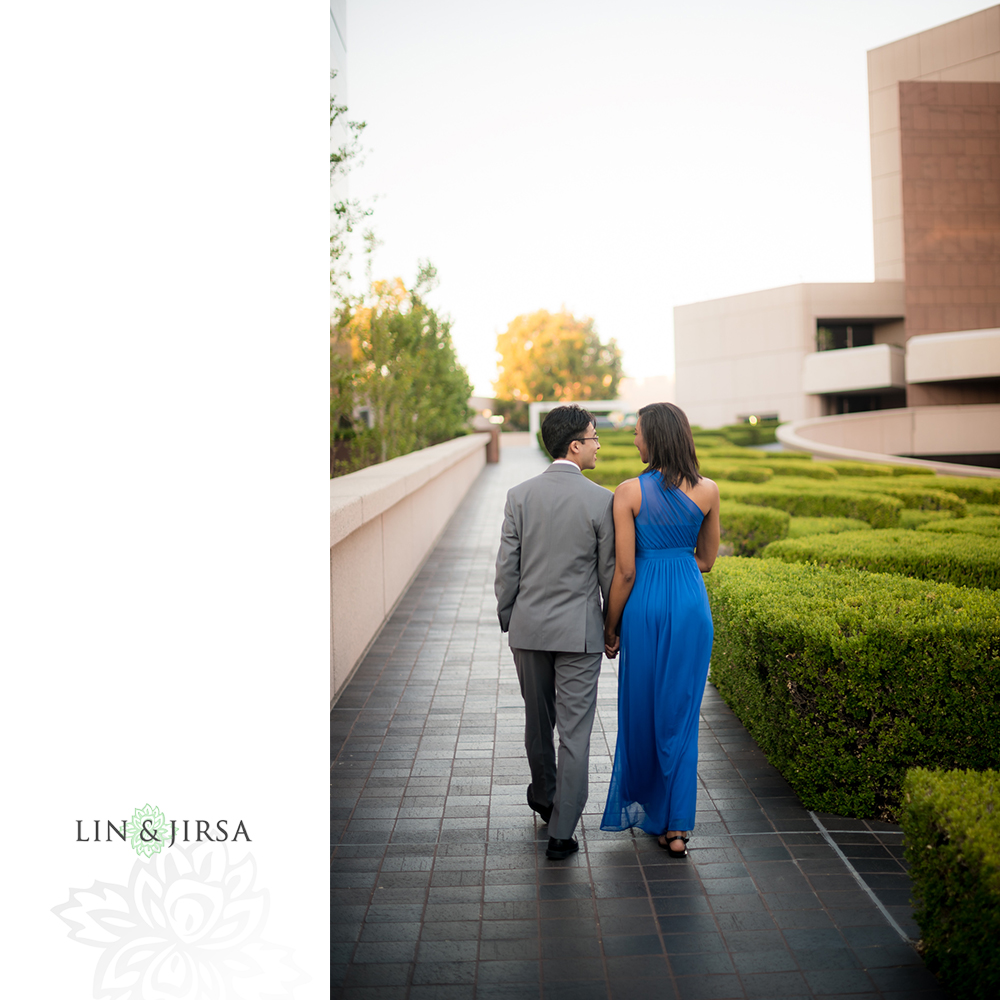 07-newport-beach-segerstrom-engagement-photography