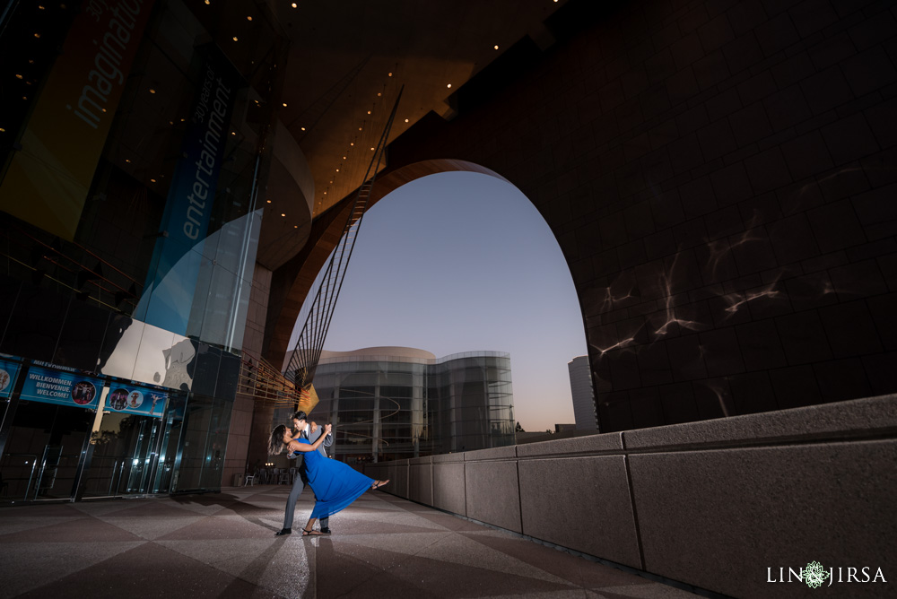 08-newport-beach-segerstrom-engagement-photography