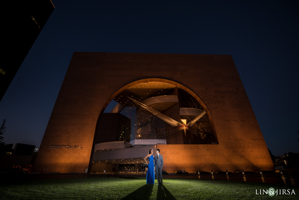 09-newport-beach-segerstrom-engagement-photography