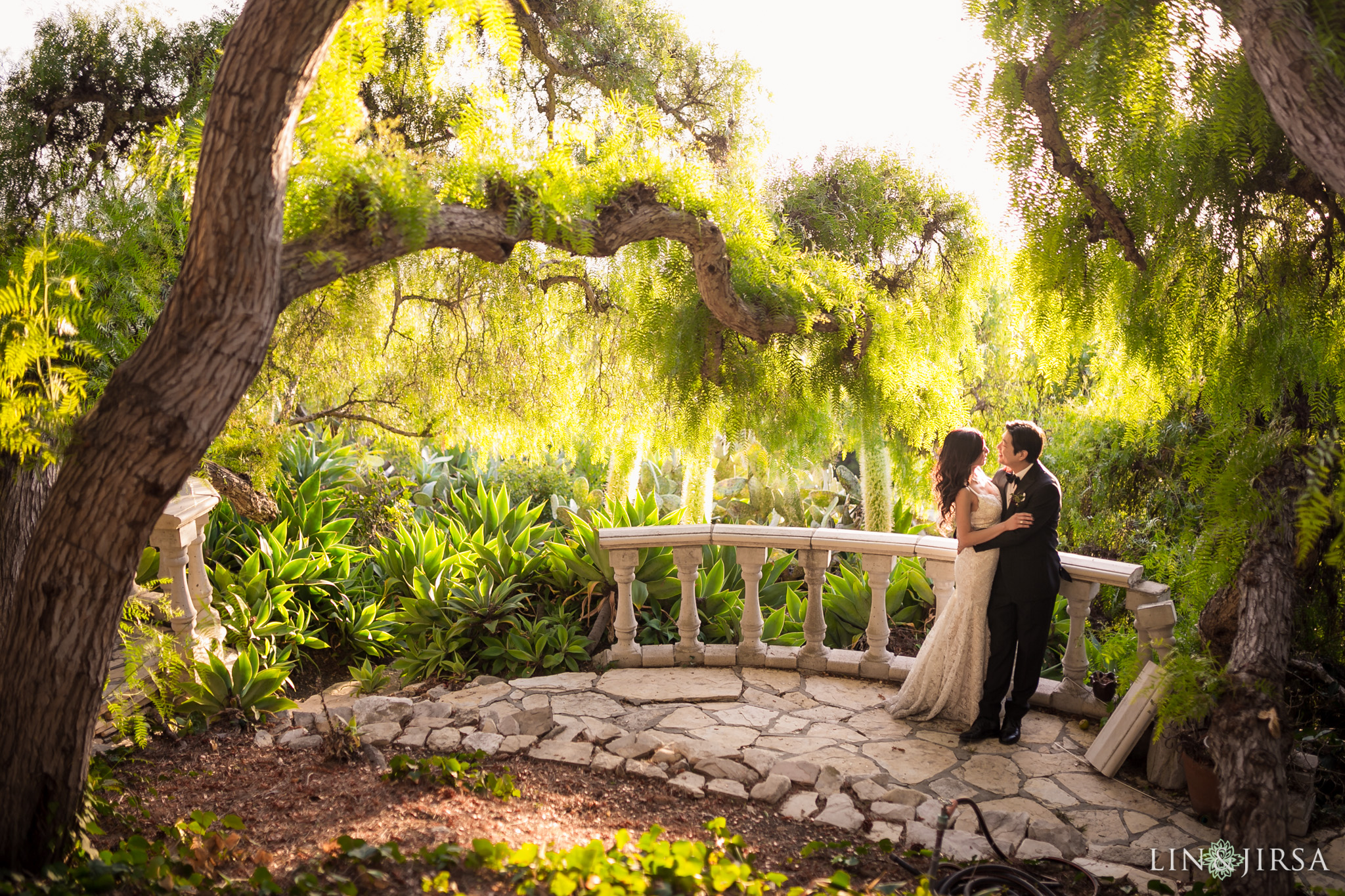 32 wayfarers chapel wedding couple photography