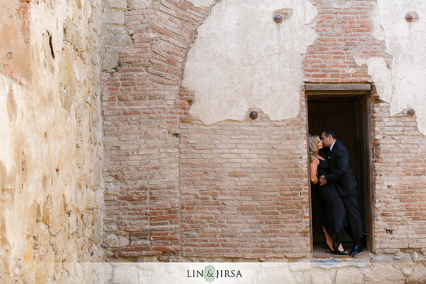 06-san-juan-capistrano-mission-engagement-photographer