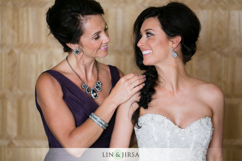 03-the-london-west-hollywood-hotel-wedding-photographer-bride-with-mom