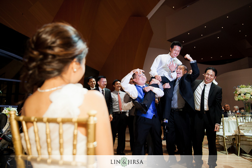 28-walt-disney-concert-hall-los-angeles-wedding-photographer-garter-toss