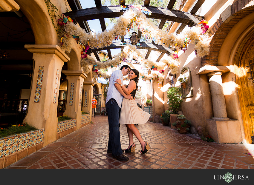 01-disneyland-resort-engagement-photographer