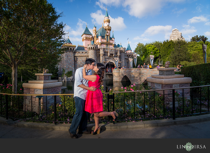 05-disneyland-resort-engagement-photographer