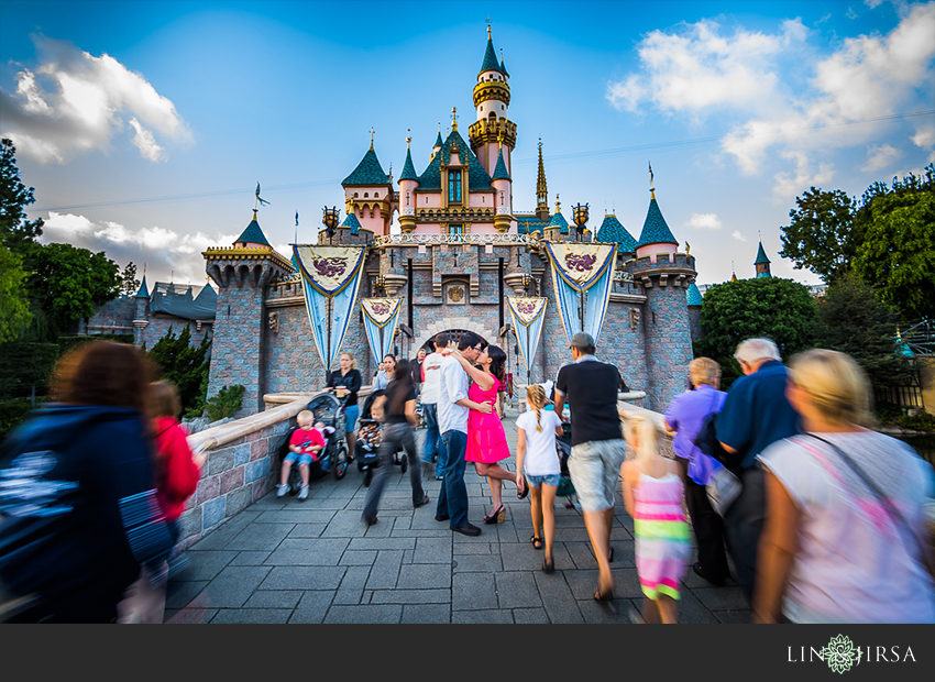 06-disneyland-resort-engagement-photographer