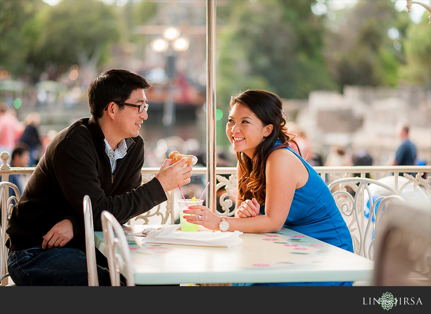 07-disneyland-resort-engagement-photographer