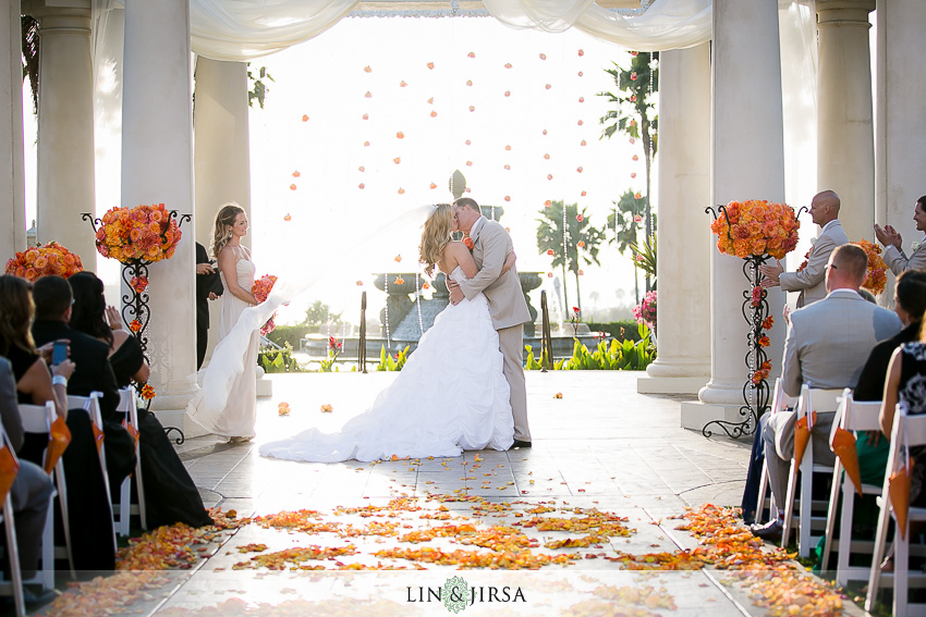 17-st-regis-laguna-beach-wedding-photographer-first-kiss