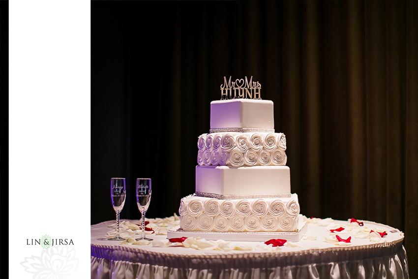 18-the-grand-long-beach-event-center-wedding-photographer-yummy-wedding-cake