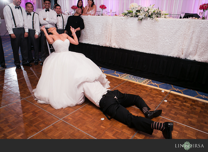 27-jw-marriott-ihilani-ko-olina-hawaii-wedding-photographer-wedding-day-garter-toss-photos