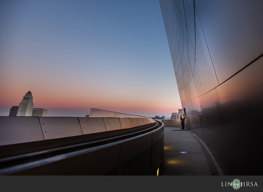 06-gorgeous-downtown-los-angeles-night-time-engagement-photos