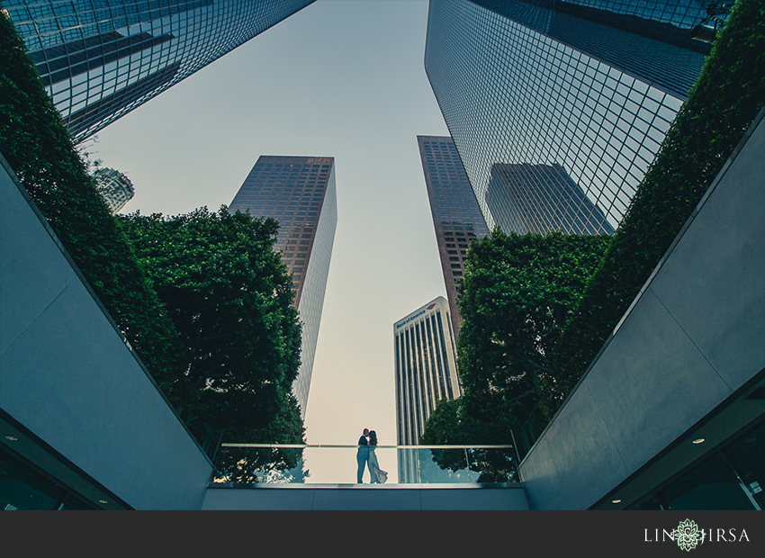 08-fun-downtown-los-angeles-sunset-engagement-photos