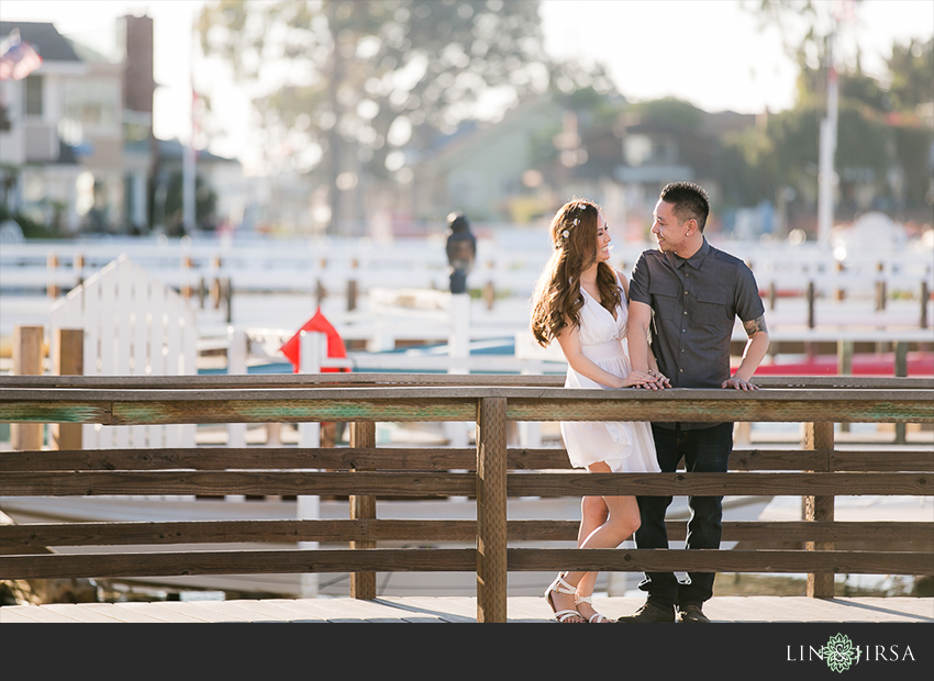 02-fun-balboa-island-newport-beach-engagement-photos