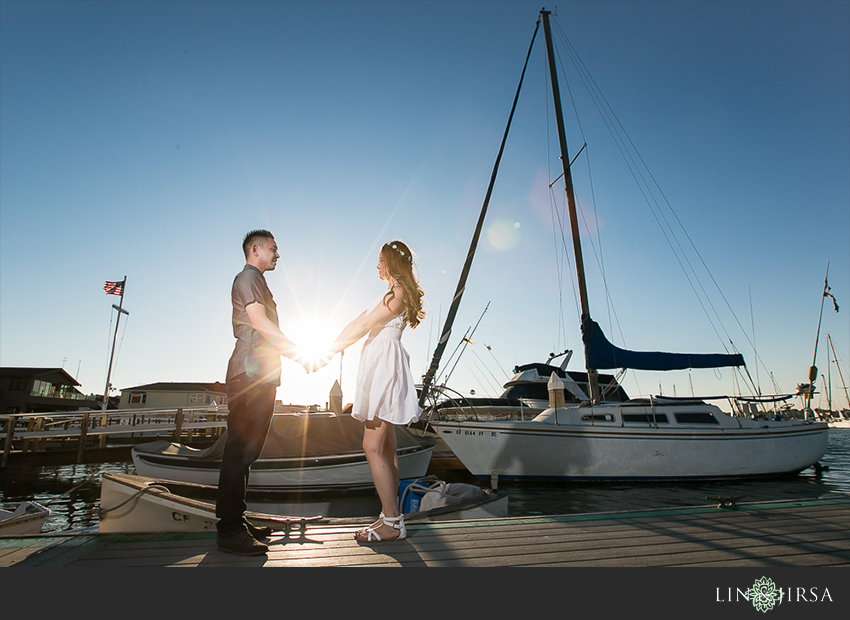 04-fun-balboa-island-newport-beach-engagement-photos