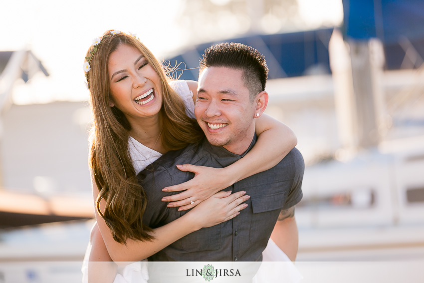 06-fun-balboa-island-newport-beach-engagement-photos