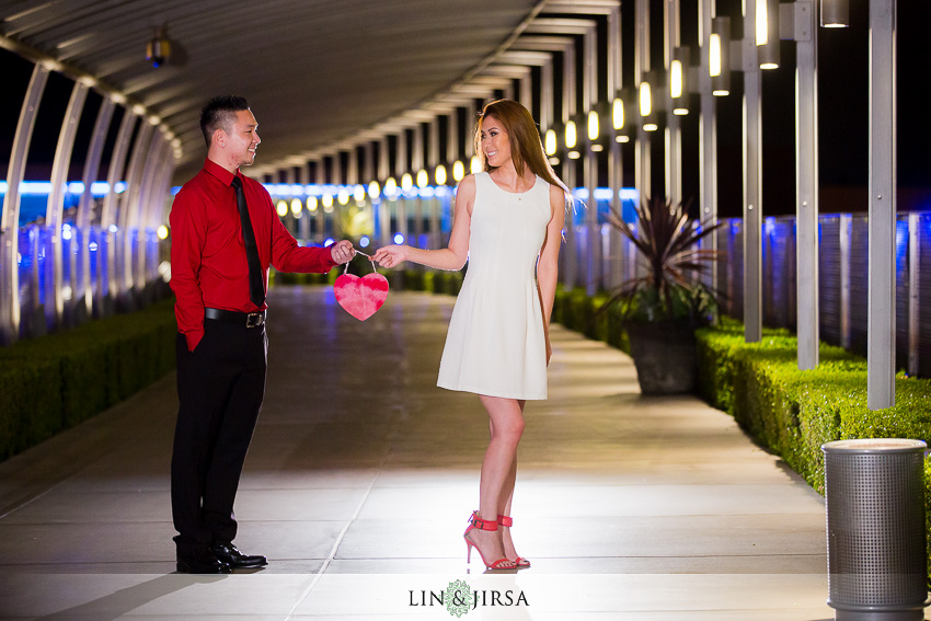 12-fun-balboa-island-newport-beach-engagement-photos