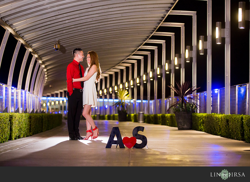 13-fun-balboa-island-newport-beach-engagement-photos