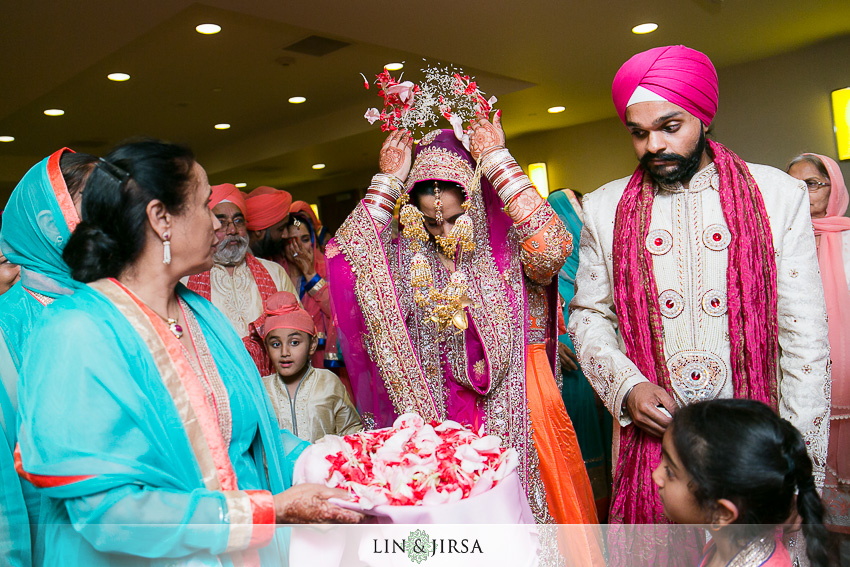 26-romantic-indian-wedding-photos