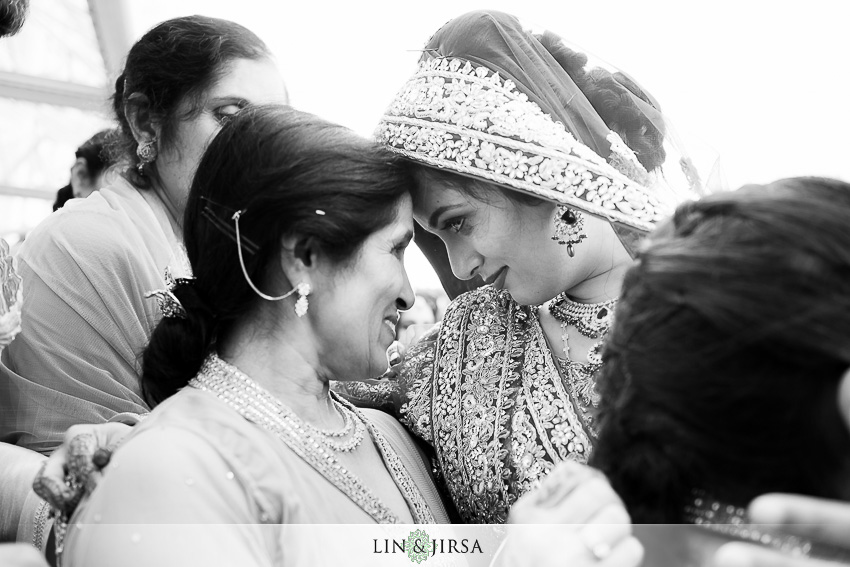 27-romantic-indian-wedding-photos