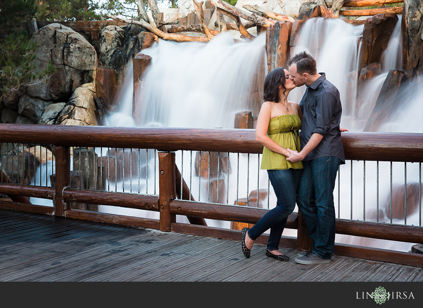 020-happiest-place-on-earth-engagement-photos