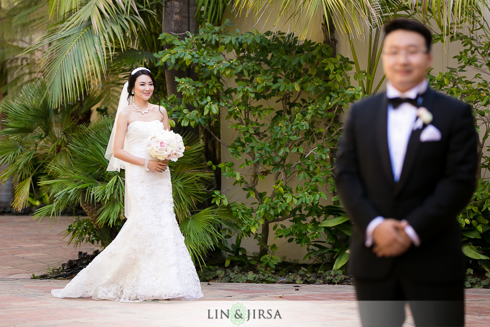 07-the-ritz-carlton-laguna-niguel-wedding-photographer-first-look-wedding-party-photos