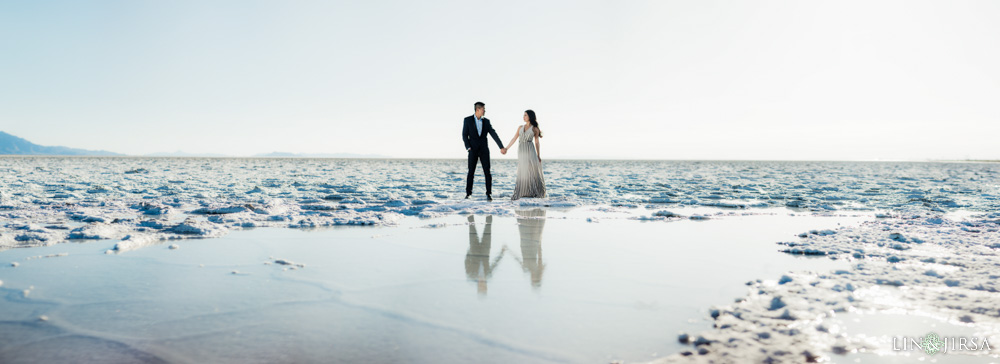 01-Bonneville-Salt-Flats-Utah-Engagement-Photos