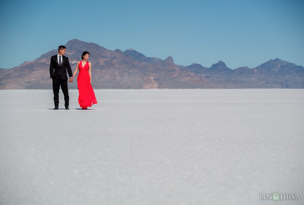 05-Bonneville-Salt-Flats-Engagement-Photos