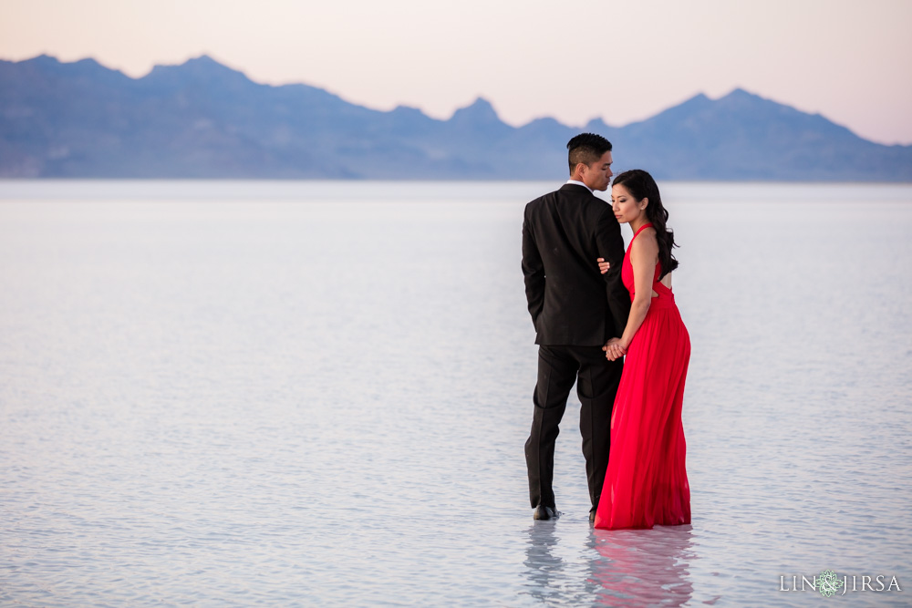 10-Bonneville-Salt-Flats-Utah-Engagement-Photos