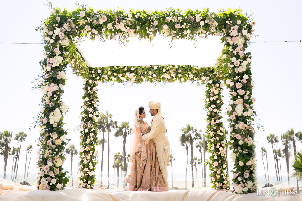 Featured image of post Mandap Hindu Wedding Decorations Dubai s right star novelties created a mandap covered in white roses gerbera daisies